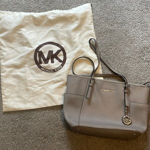 Michael Kors shoulder bag. Gray/silver